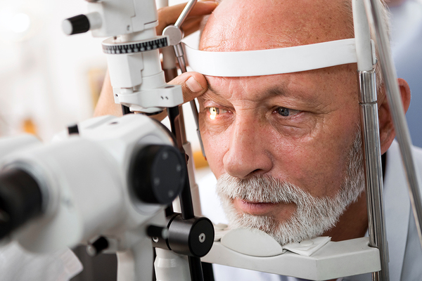 Der Augenarzt diagnostiziert eine Linsentrübung an der Spaltlampe
