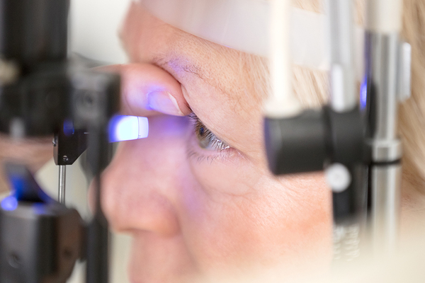 Das Screening auf Glaukom beinhaltet die Messung des Augeninnendrucks