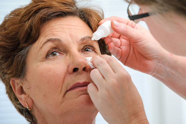 Der Augenhindergrund wird durch Augentropfengabe in Pupillenerweiterung untersucht