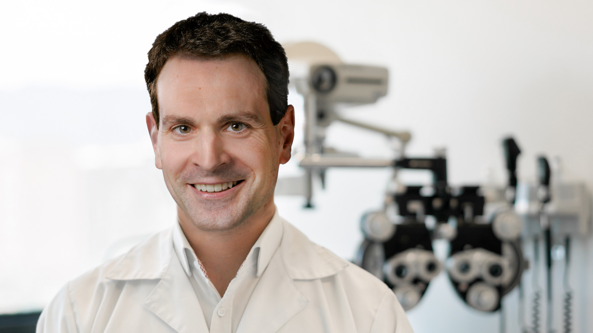 Als Augenarzt in Nürnberg praktiziert Dr. Stefan El-Gayar in seiner modern ausgstatteten Augenarztpraxis am Hefnersplatz 1 in Nürnberg